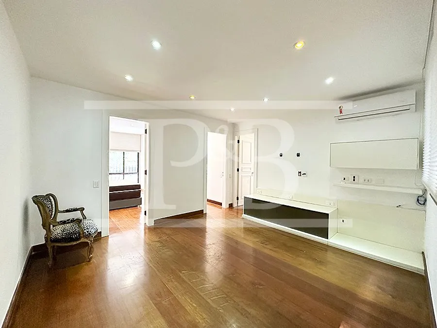 3-bedroom apartment with 230 m² and glassed-in balcony — photo 17