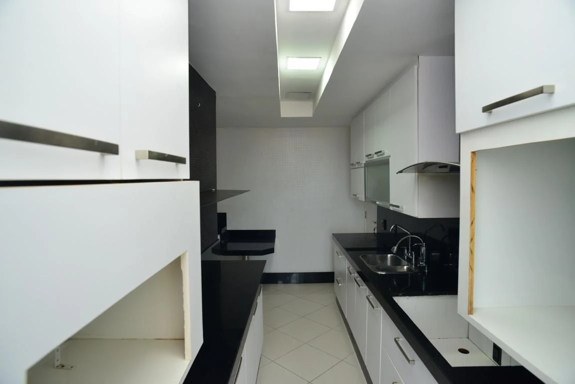 3-bedroom apartment in a building with a gym — photo 40