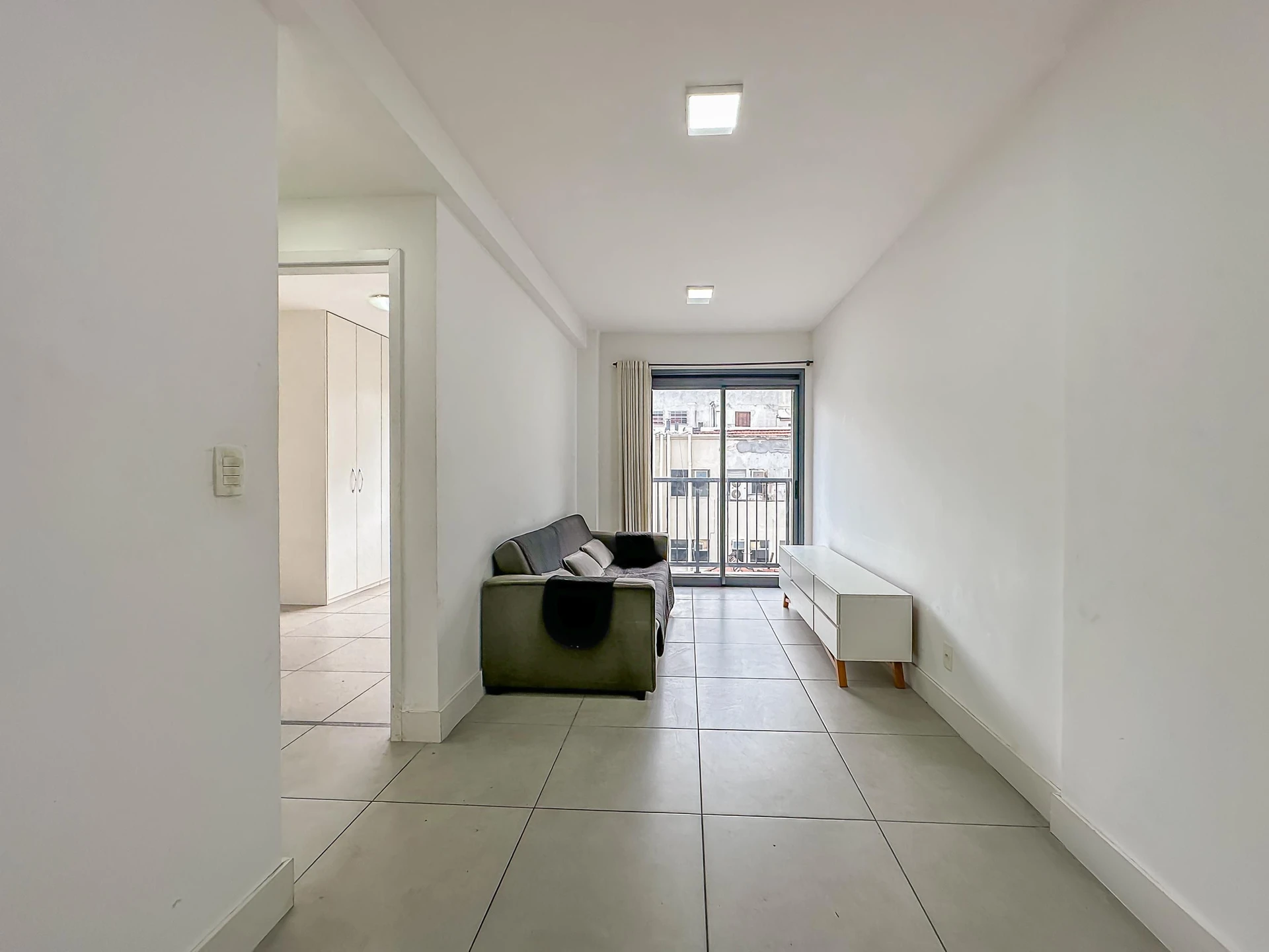 Furnished apartment, 42 m², with a glass-enclosed balcony — photo 9