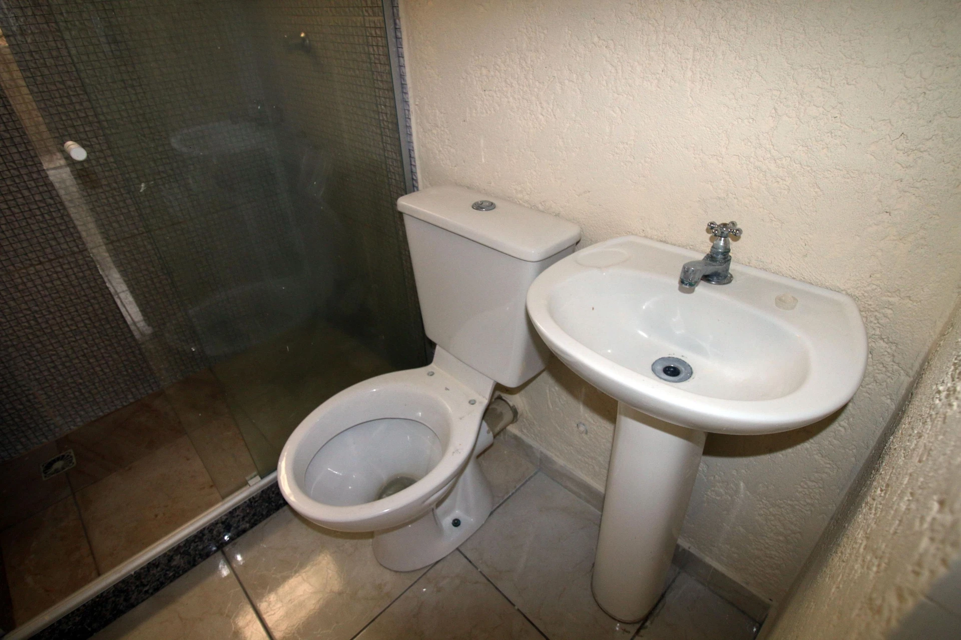 Unfurnished studio with 1 bedroom and 1 total bathroom — photo 14