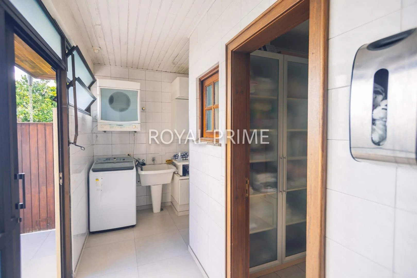 Furnished house in a gated community with 4 bedrooms and 5 baths — photo 29
