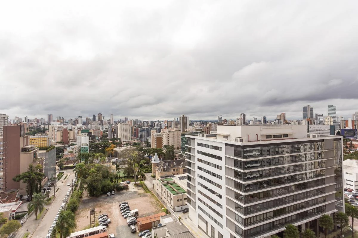 Glass-enclosed balcony in a 3-bedroom apartment, 297 m² — photo 35