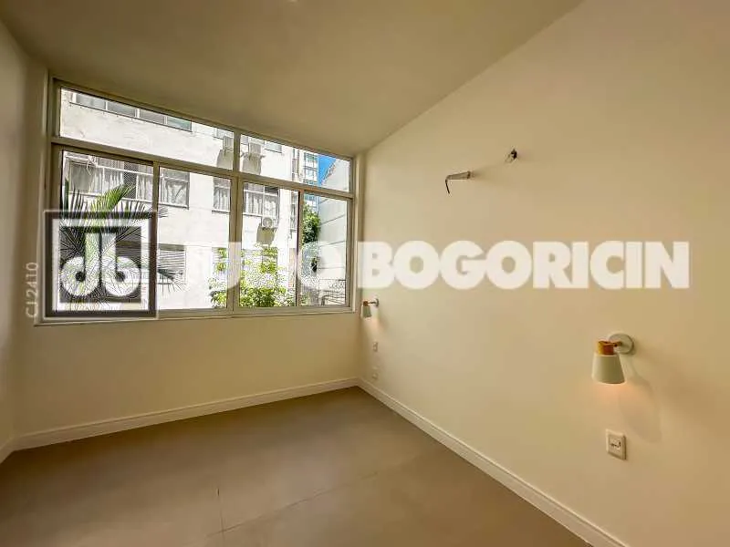 Walk-in closet in a 3-bedroom apartment, 110 m² — photo 4