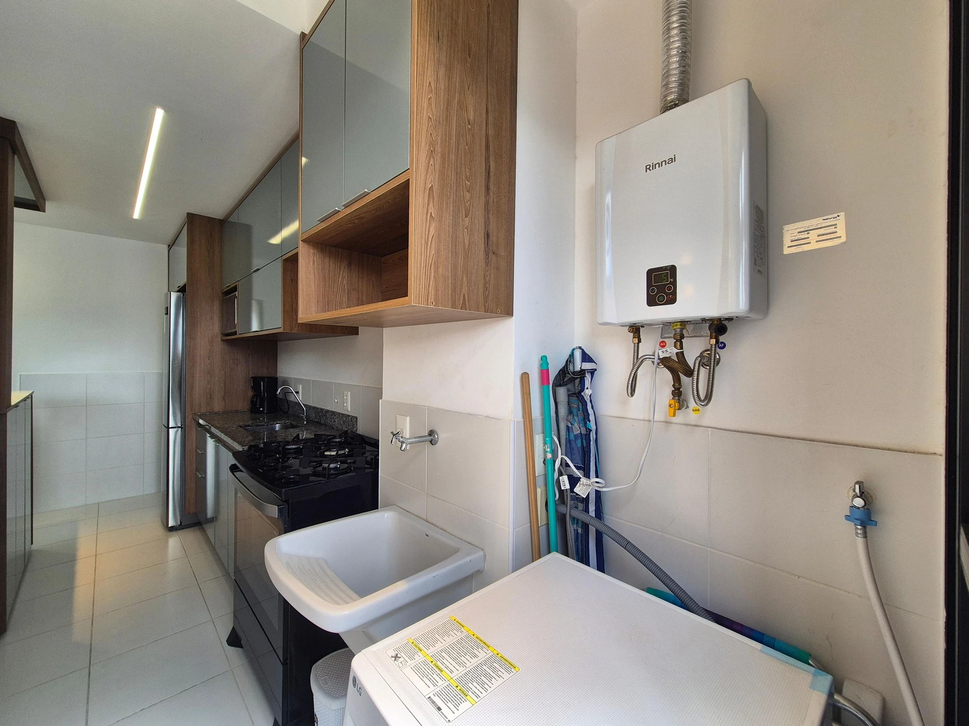 Furnished 2-bedroom apartment with enclosed balcony — photo 36