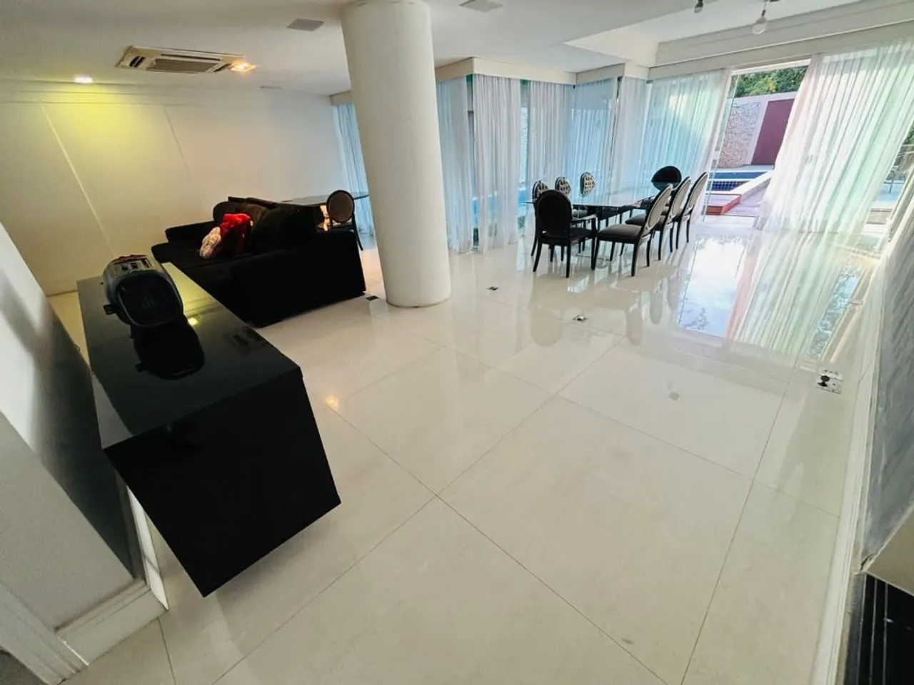 House with 5 bedrooms and a modern glass balcony — photo 6
