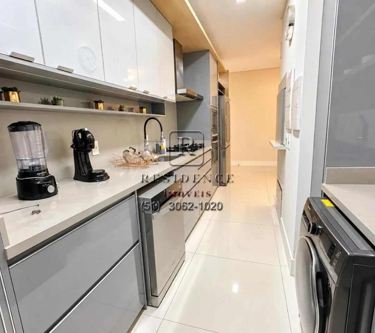 Balcony with a grill in a 2-bedroom apartment, 172 m² — photo 9