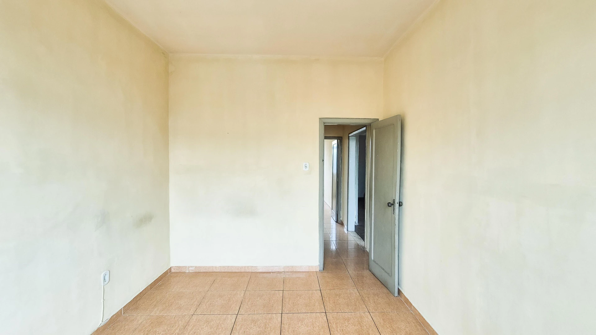 Apartment with no parking, 2 bedrooms and 1 bathroom — photo 41