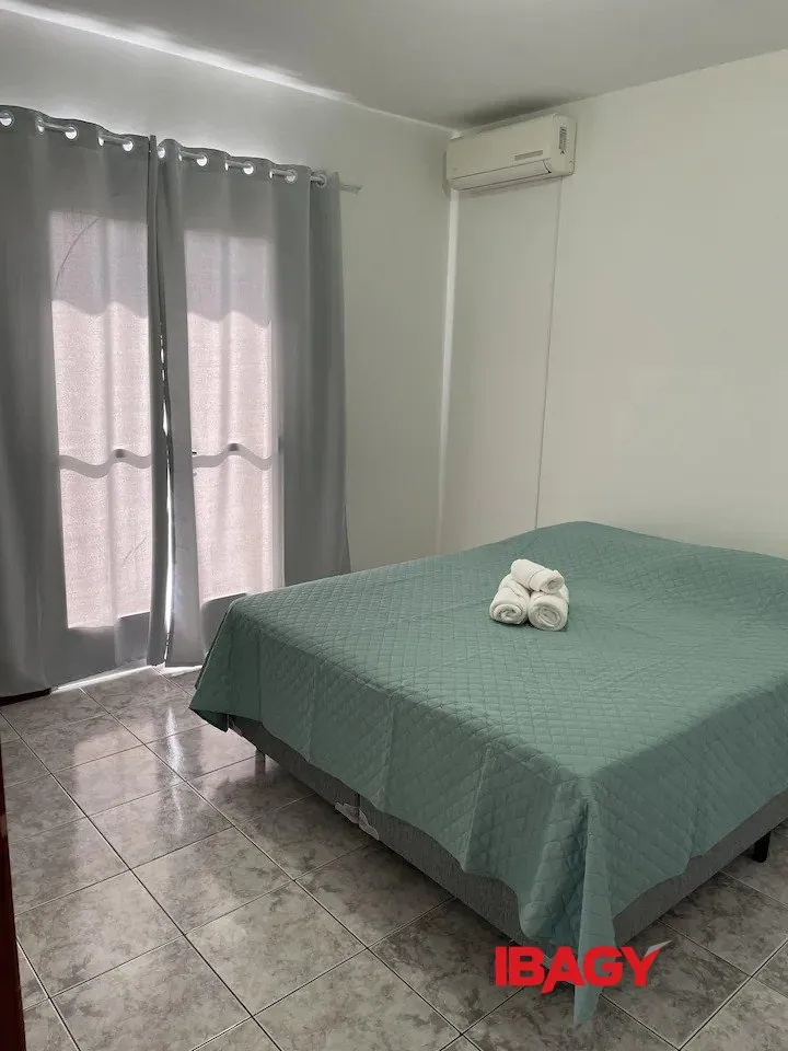 3-bedroom house with a water view in Florianópolis — photo 33