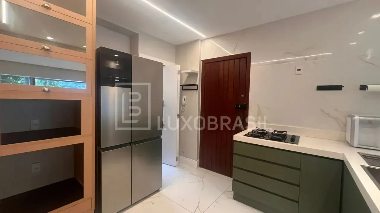 2-bedroom 2-bath apartment with an open-plan kitchen — photo 2