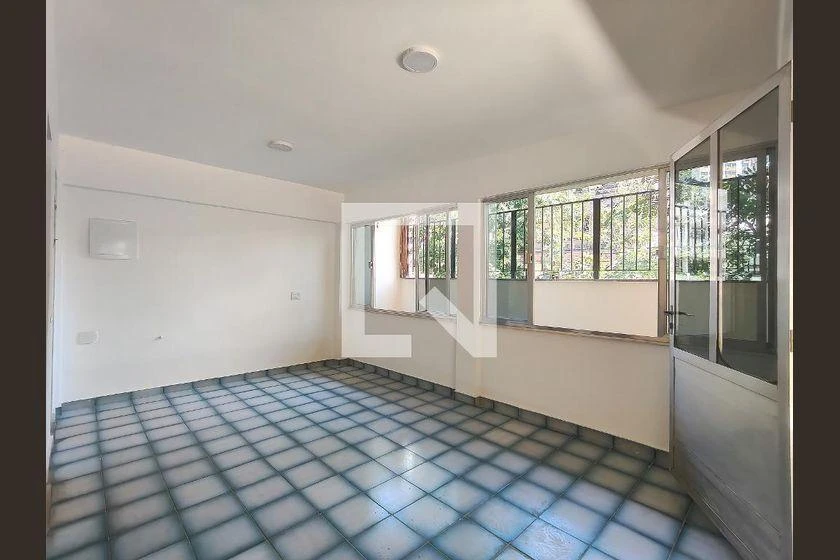Rental house with 5 bedrooms and a balcony — photo 31
