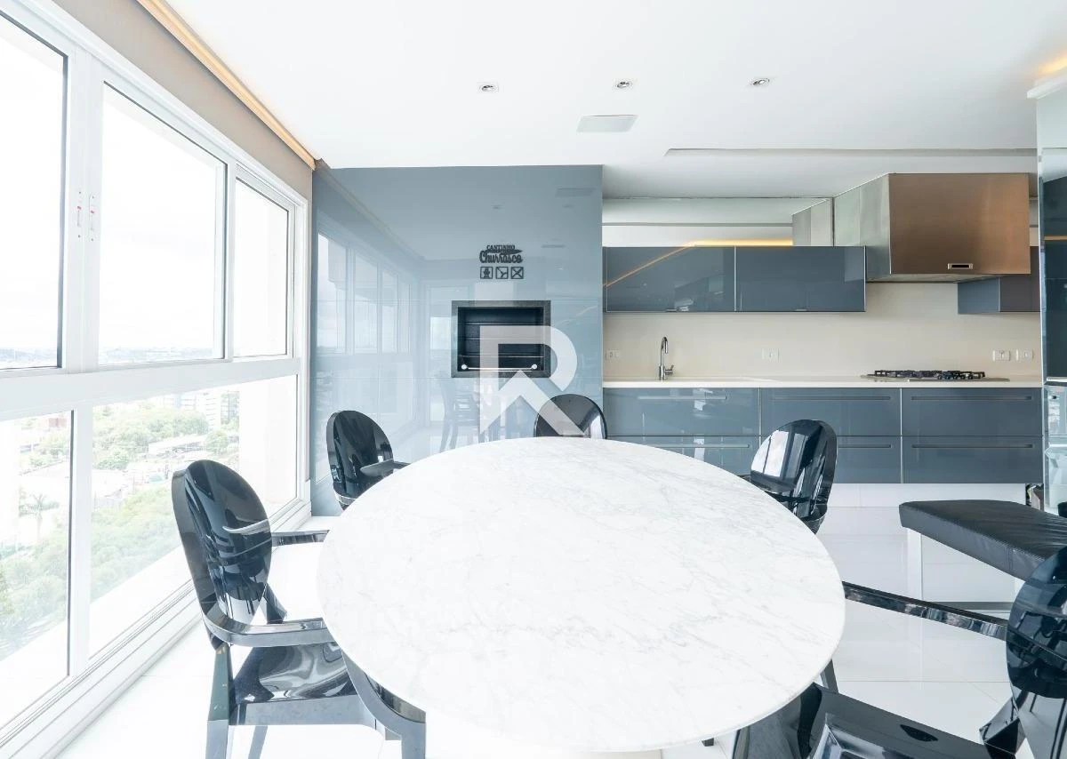 276 m² apartment with a bathtub and floor-to-ceiling windows — photo 2