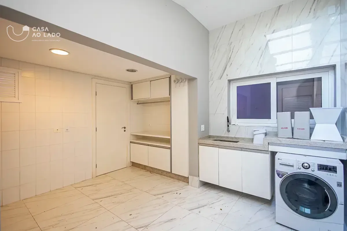 House with 629 m², 4 bedrooms and a balcony — photo 48