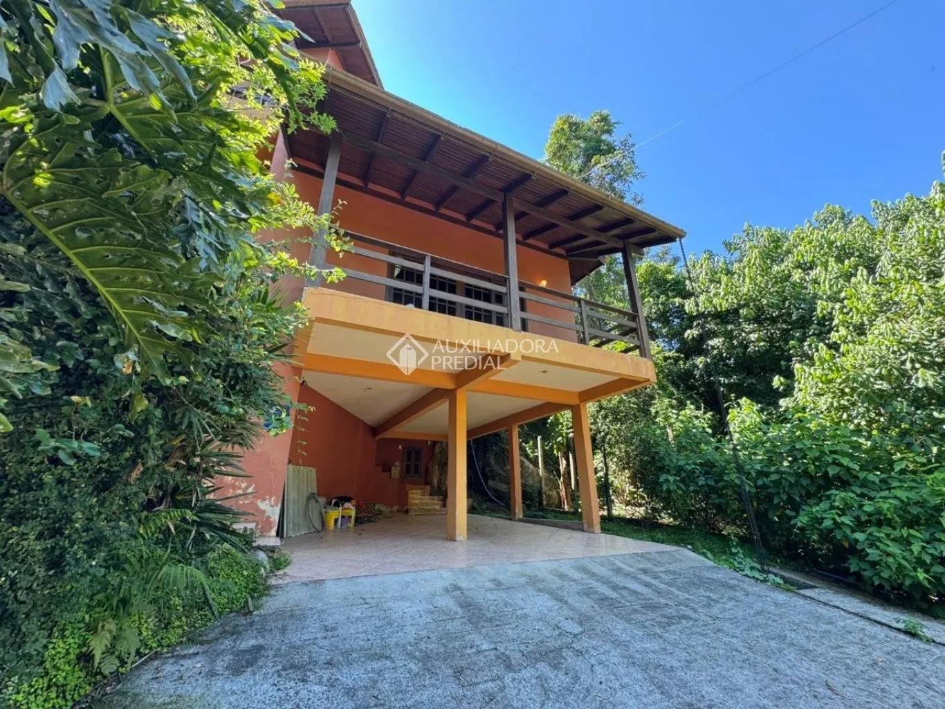 House with 5 bedrooms and 6 bathrooms on 5757 m² — photo 2