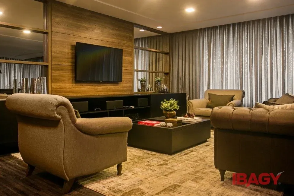 Furnished 2-suite apartment with enclosed balcony — photo 27