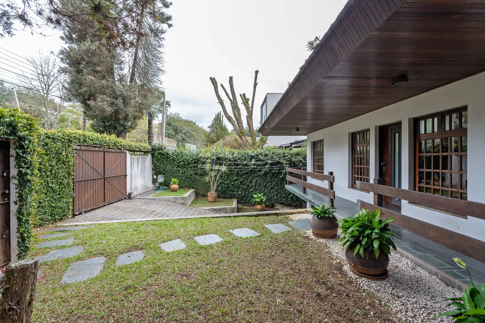 House with a closed kitchen and gas stove, 4 bedrooms — photo 2