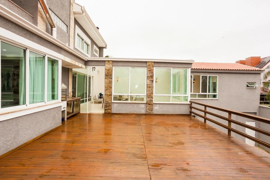 4-bedroom house with floor-to-ceiling windows — photo 33