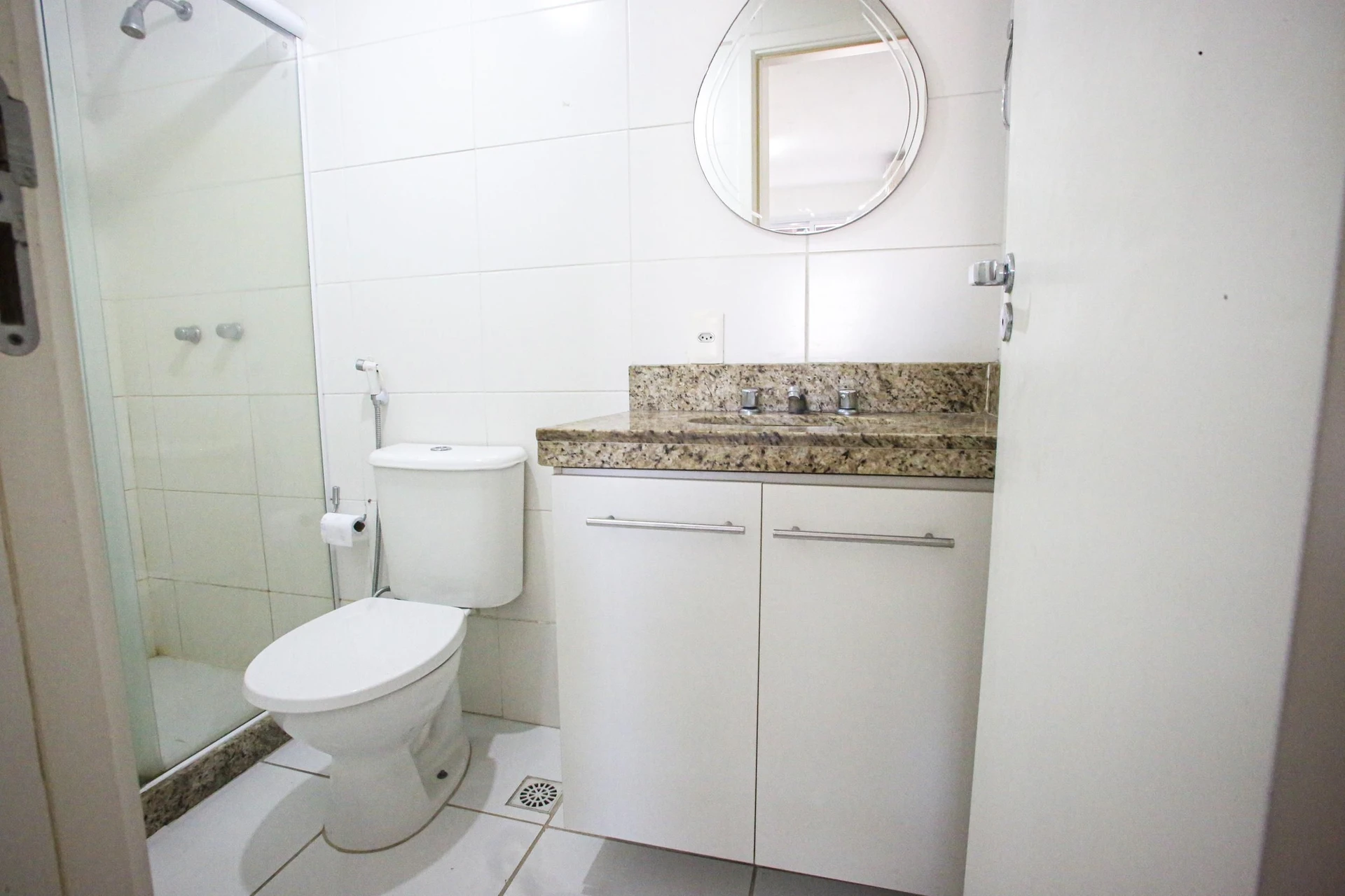 Glass-enclosed balcony in a 3-bedroom apartment, 131 m² — photo 43