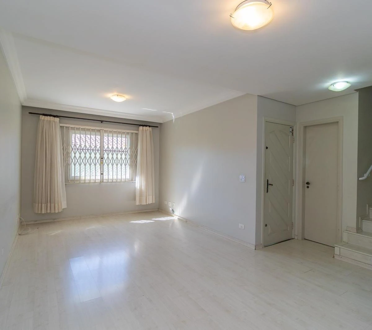 Walk-in closet in a 3-bedroom house, 140 m²