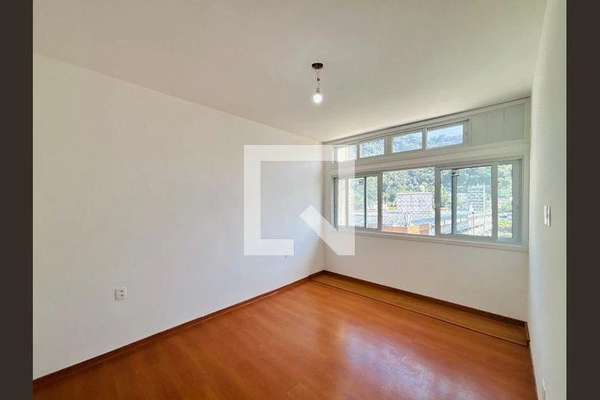 Walk-in closet in a 3-bedroom apartment, 83 m² — photo 32