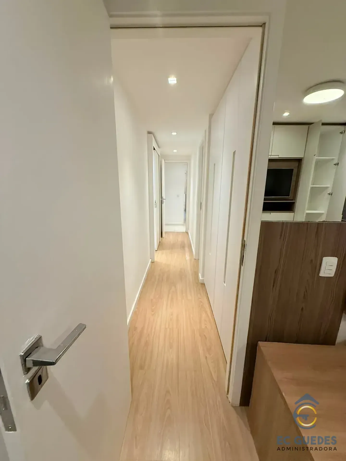 Furnished 3-bedroom apartment with glassed balcony — photo 21