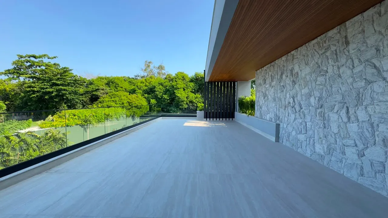 House with 5 bedrooms and floor-to-ceiling windows — photo 36