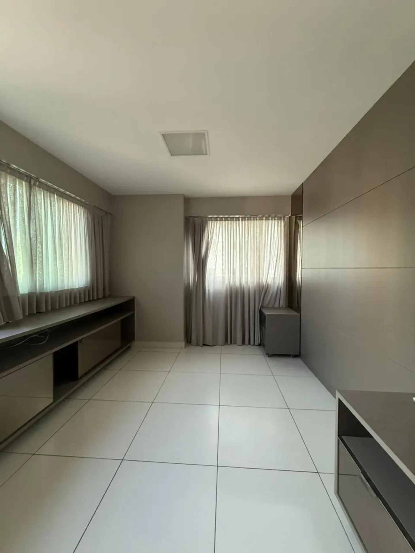 4-bedroom apartment with a glass-enclosed balcony — photo 6