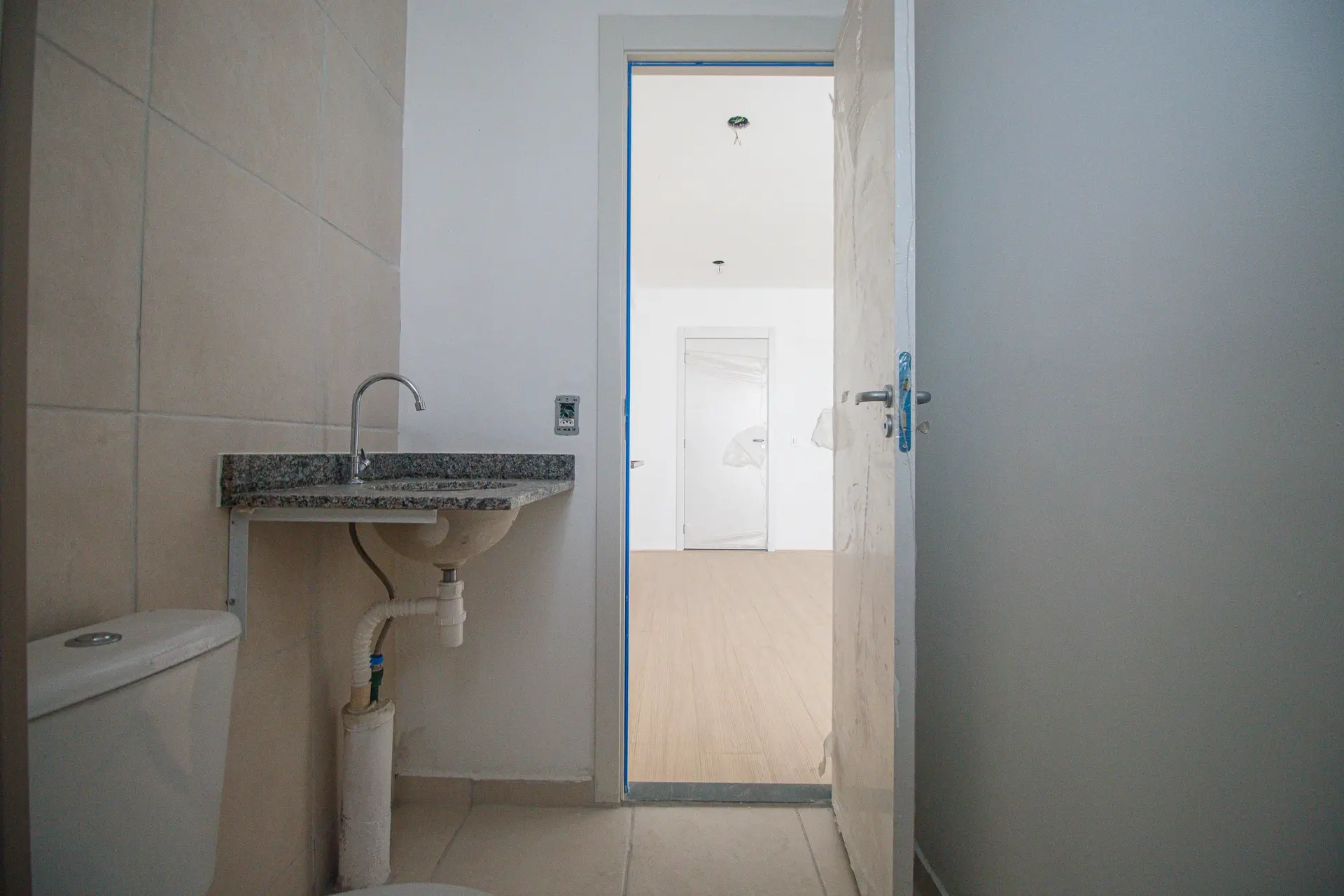 One-bedroom apartment with wood or laminate floors — photo 15