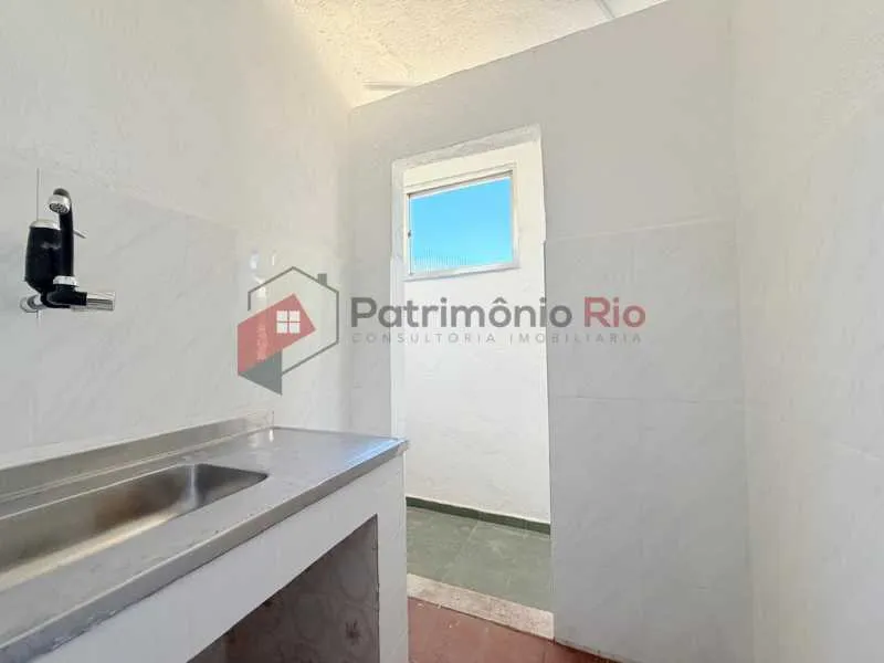 1-bedroom apartment with a compact kitchenette — photo 6