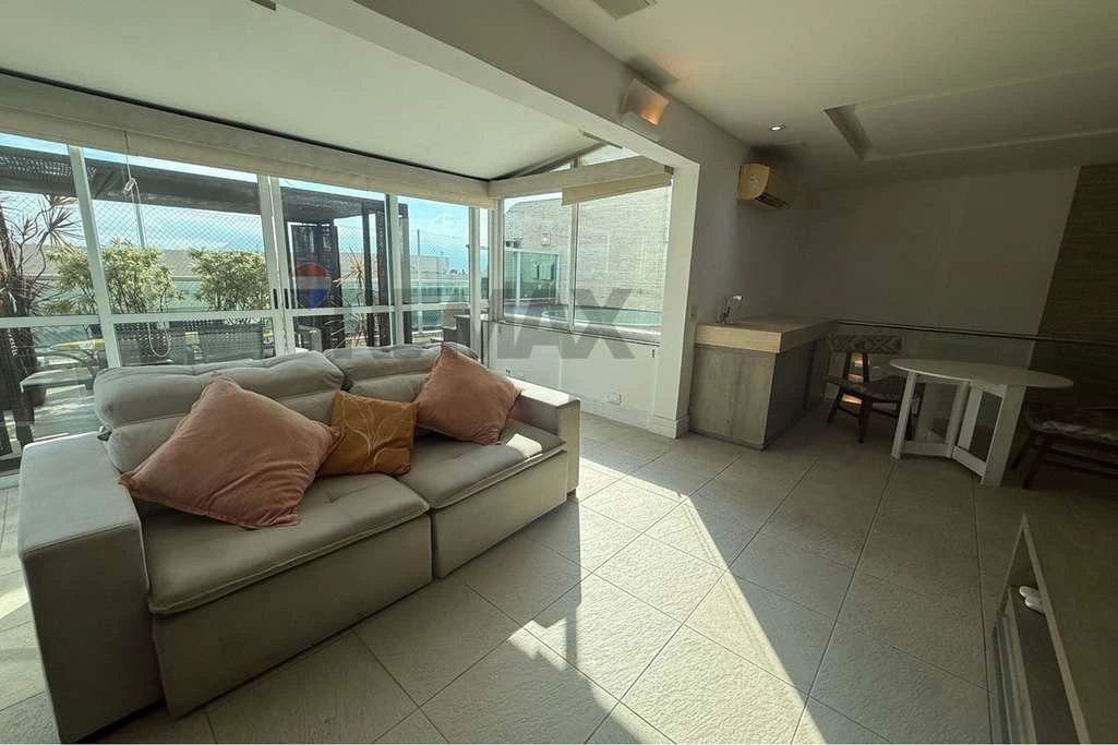 Furnished 4-bedroom apartment with 246 m² — photo 4
