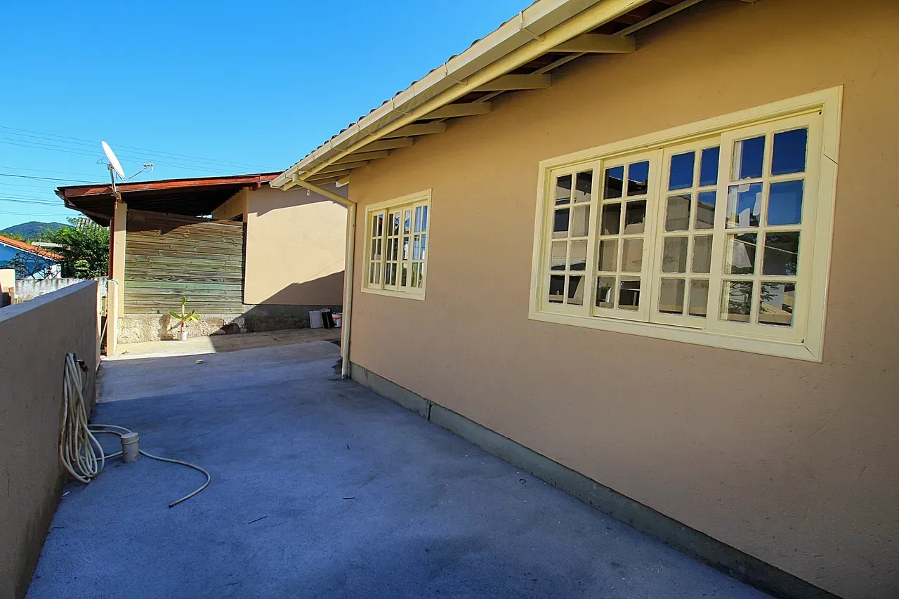 Balcony with a grill in a 2-bedroom house, 60 m² — photo 15