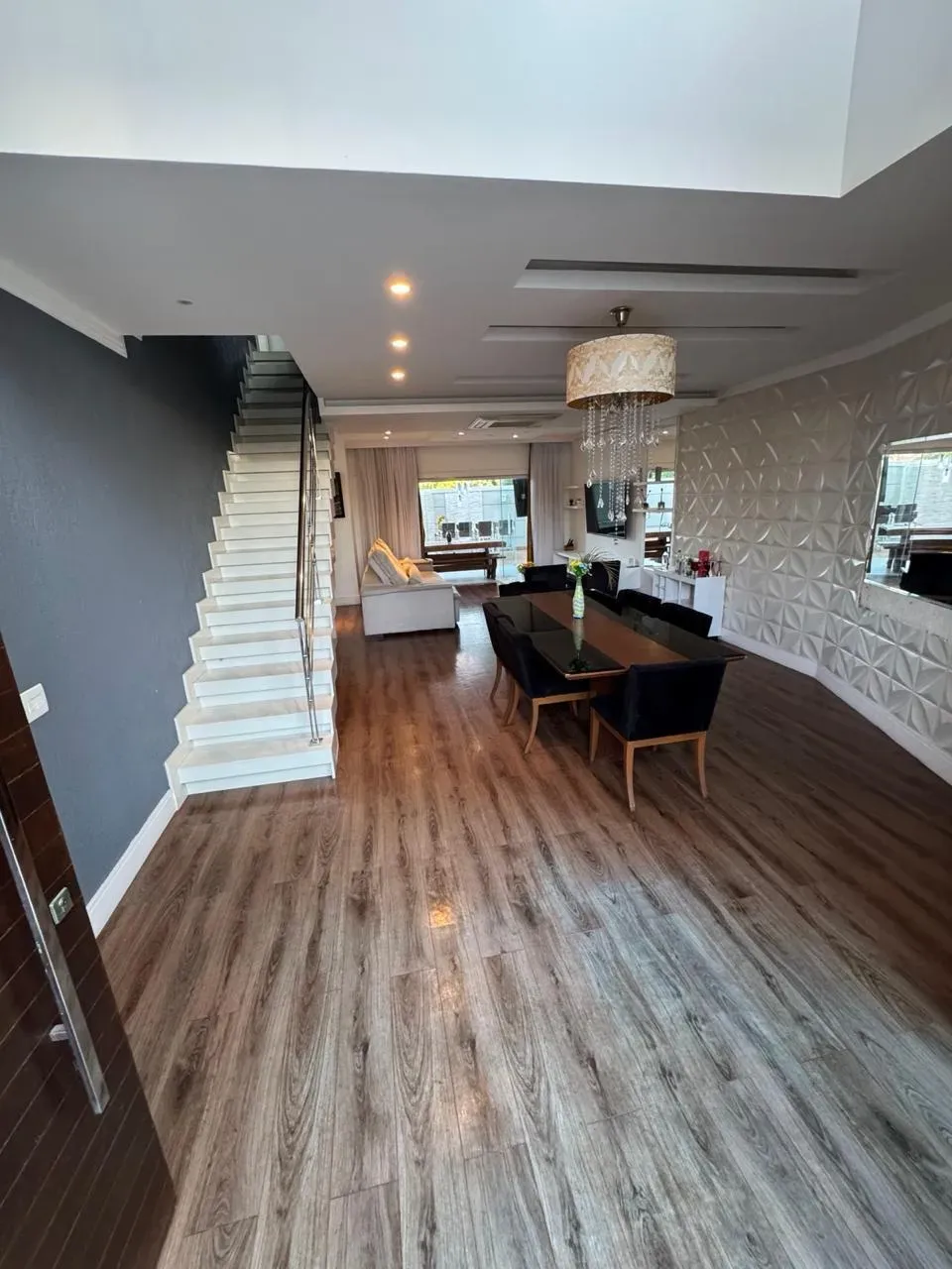 Furnished triplex home with 5 bedrooms and 5 bathrooms — photo 3