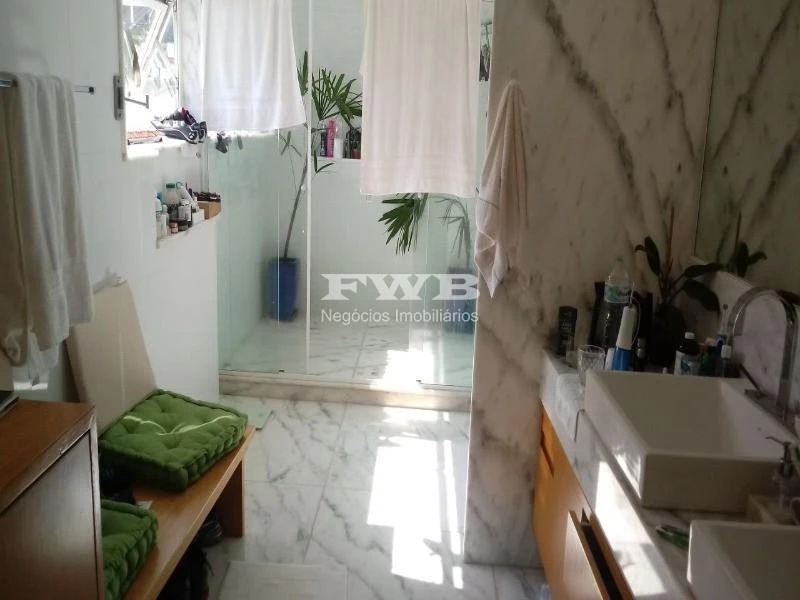 11-bedroom house with a walk-in closet in Rio de Janeiro — photo 35