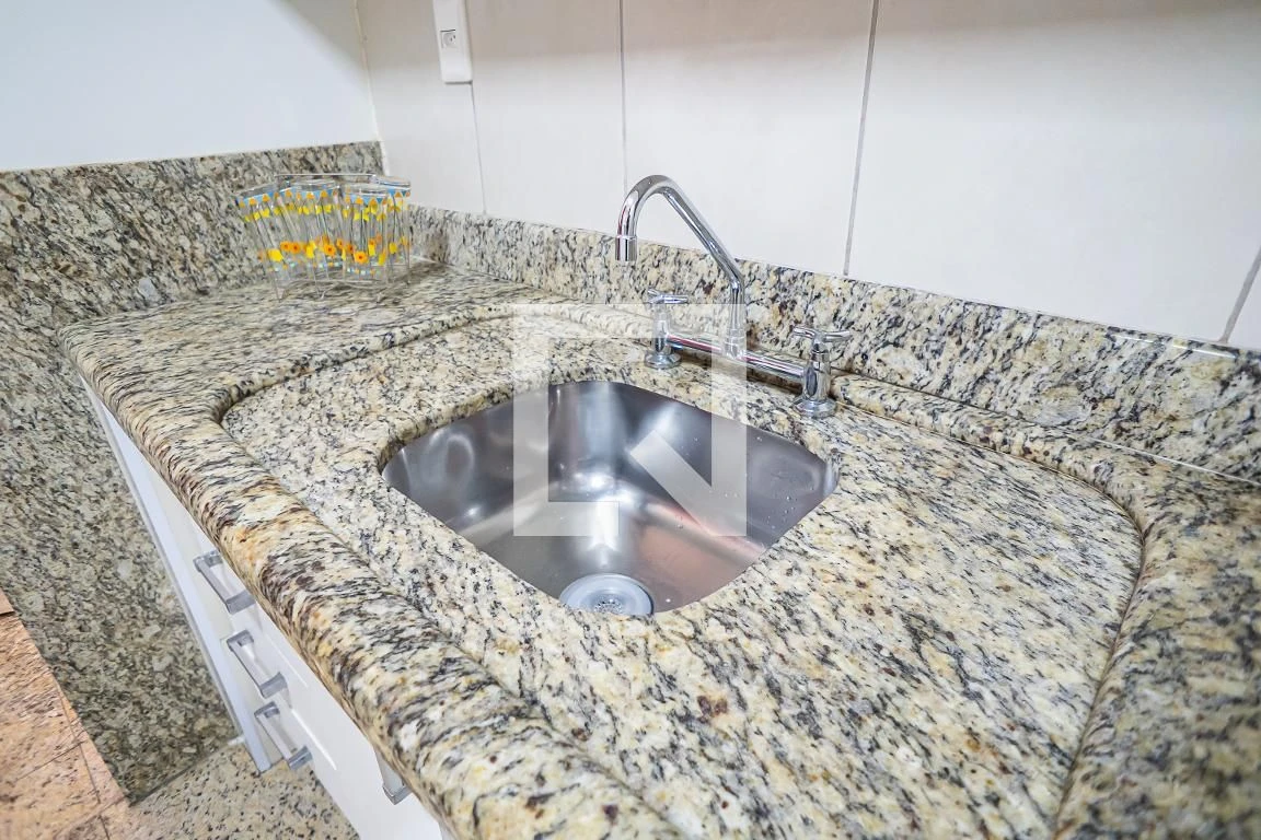 Furnished apartment with private garden and 2 bedrooms — photo 18