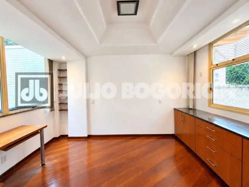 3-bedroom apartment with a park view in Rio de Janeiro — photo 28