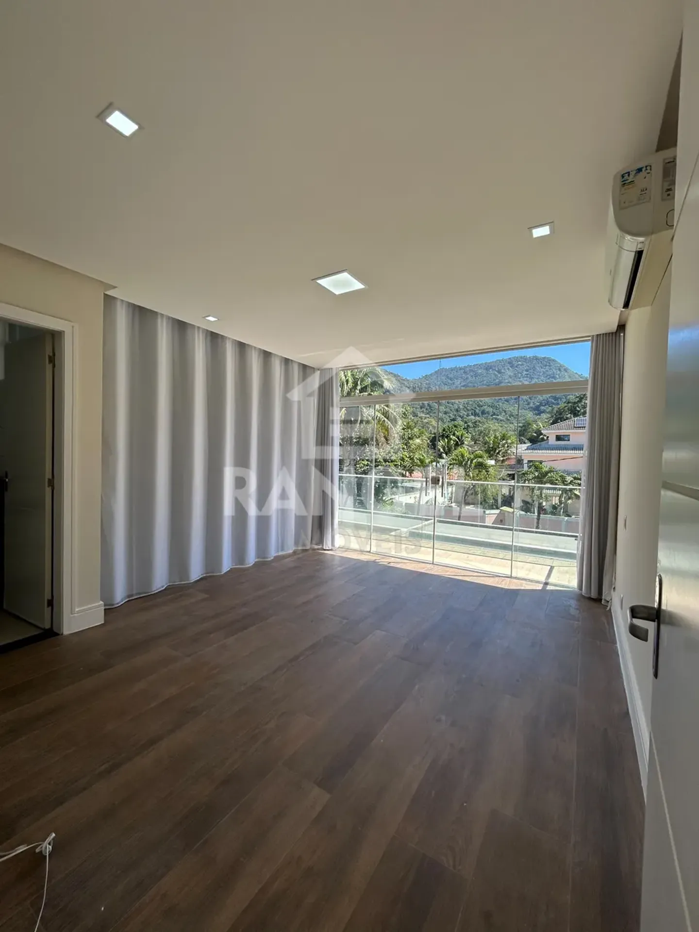 House, 350 m², with a grill on the balcony — photo 7