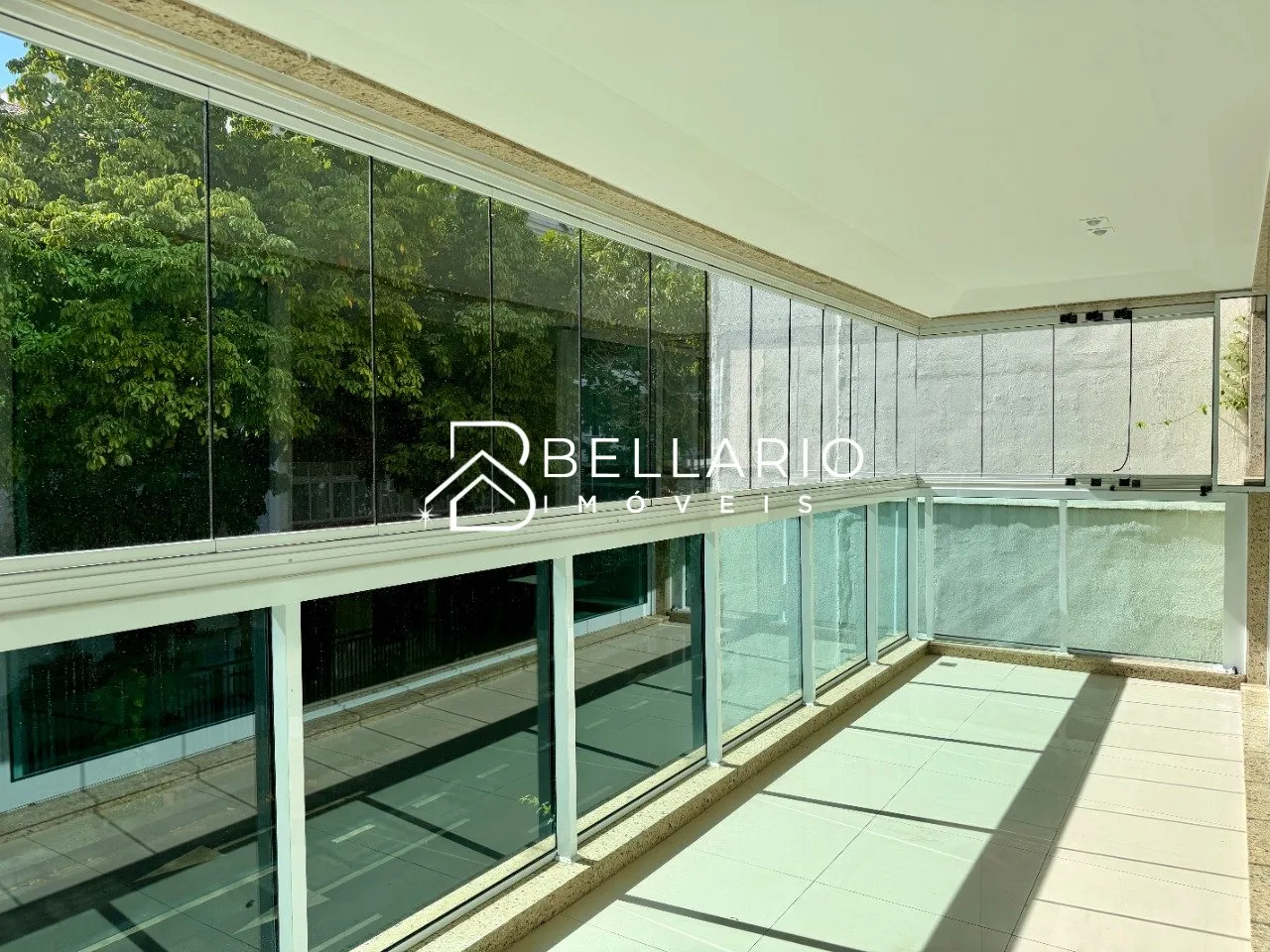 4-bedroom apartment with 5 bathrooms and glass balcony — photo 3