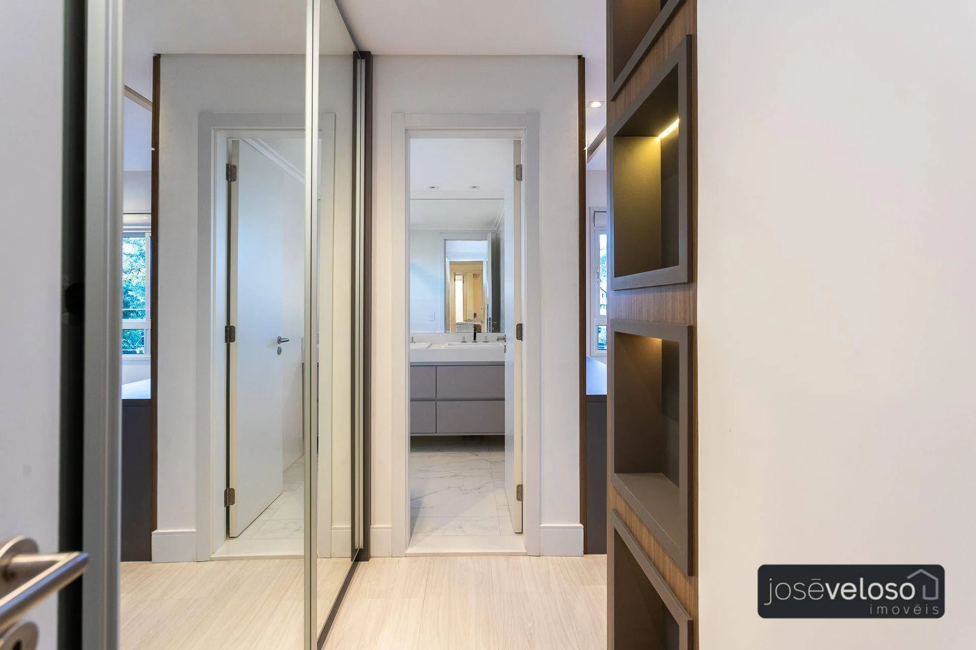 Apartment with open-plan kitchen and 4 bedrooms, 297 m² — photo 33