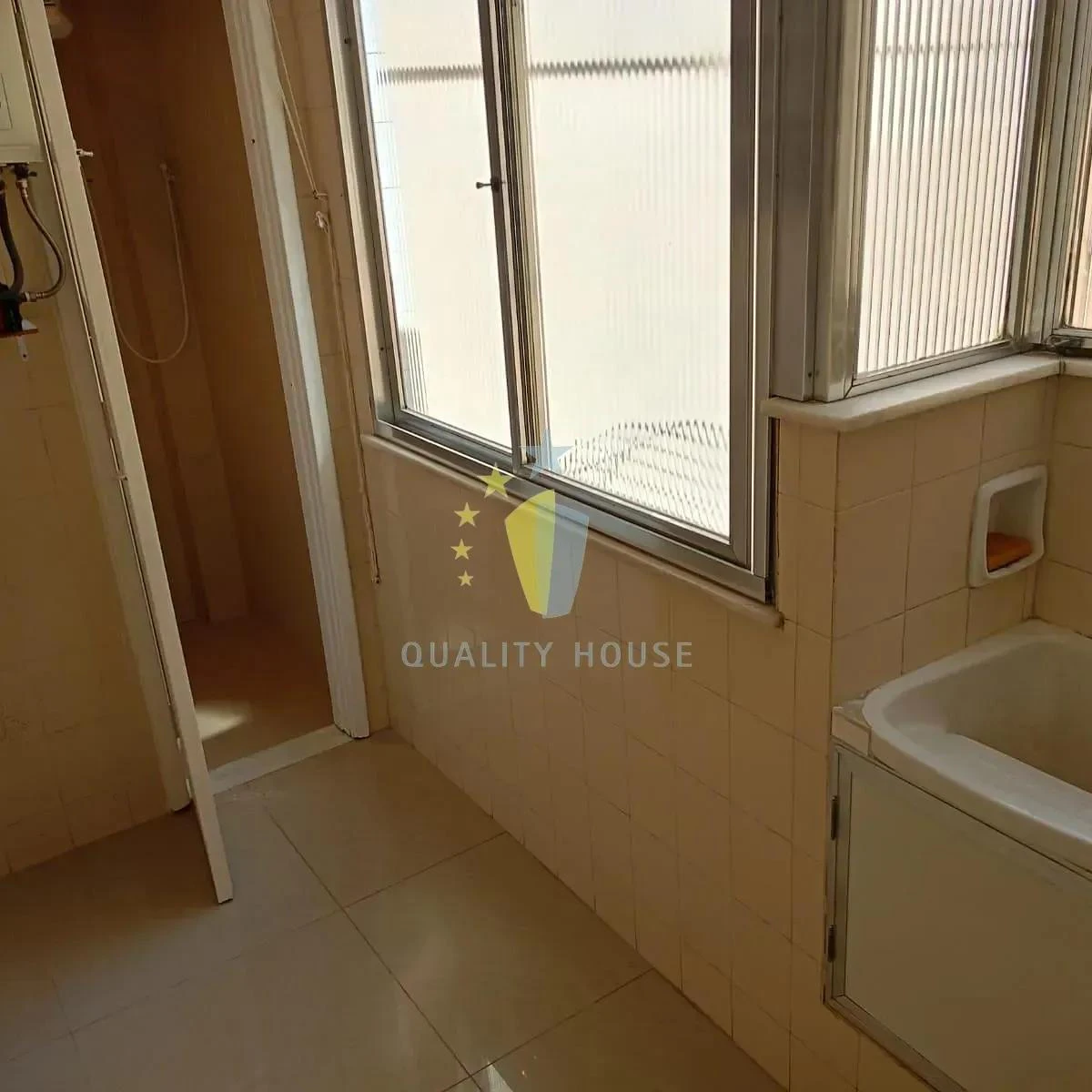 Bathtub in a 2-bedroom apartment, 90 m² — photo 23