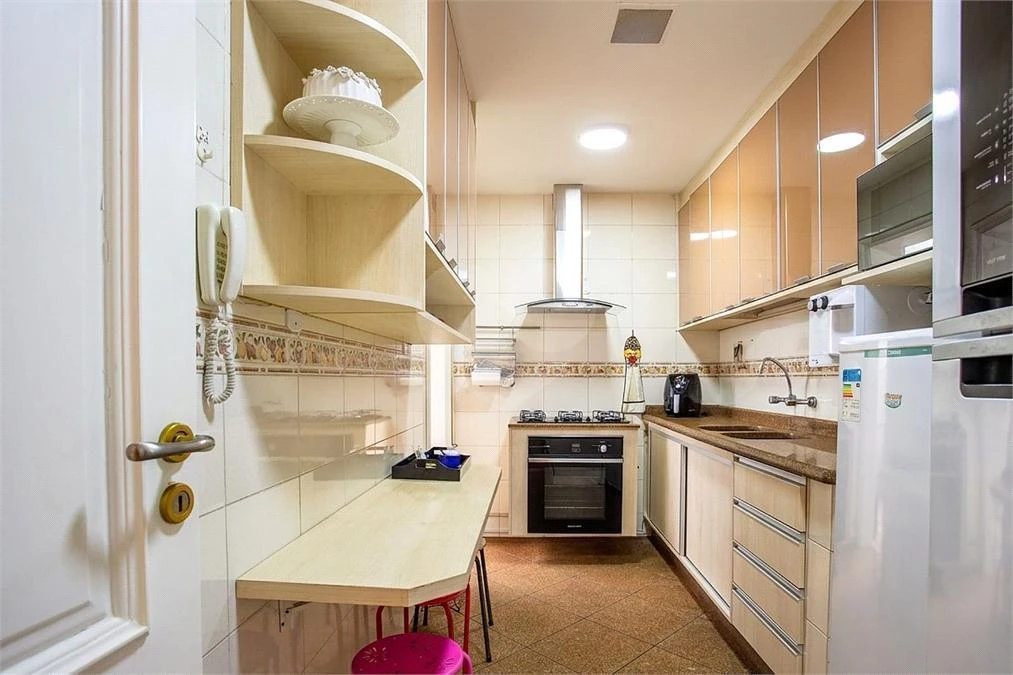 Furnished 127 m² apartment with 3 bedrooms and 3 baths — photo 26