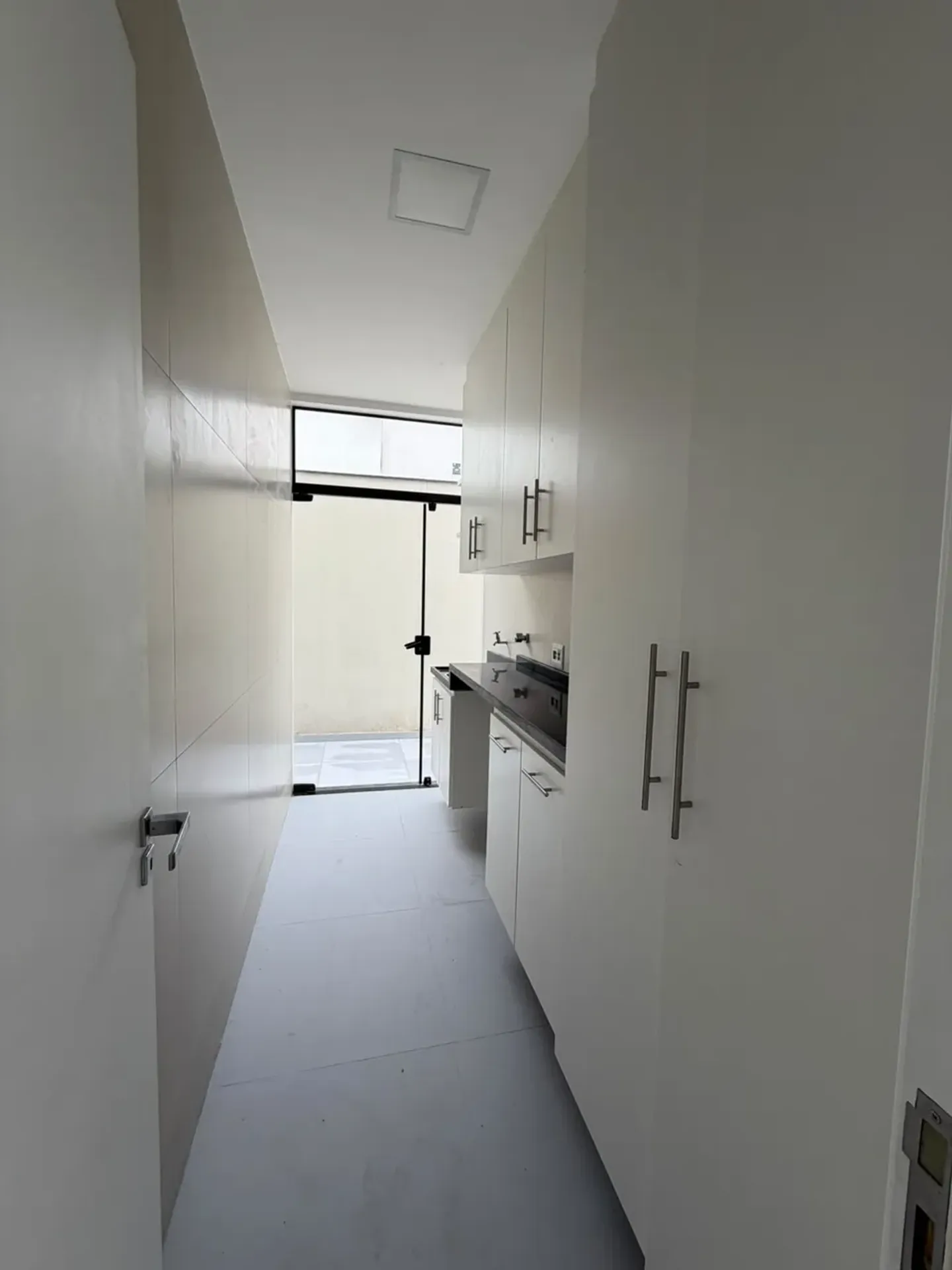 House, 370 m², with floor-to-ceiling windows — photo 35