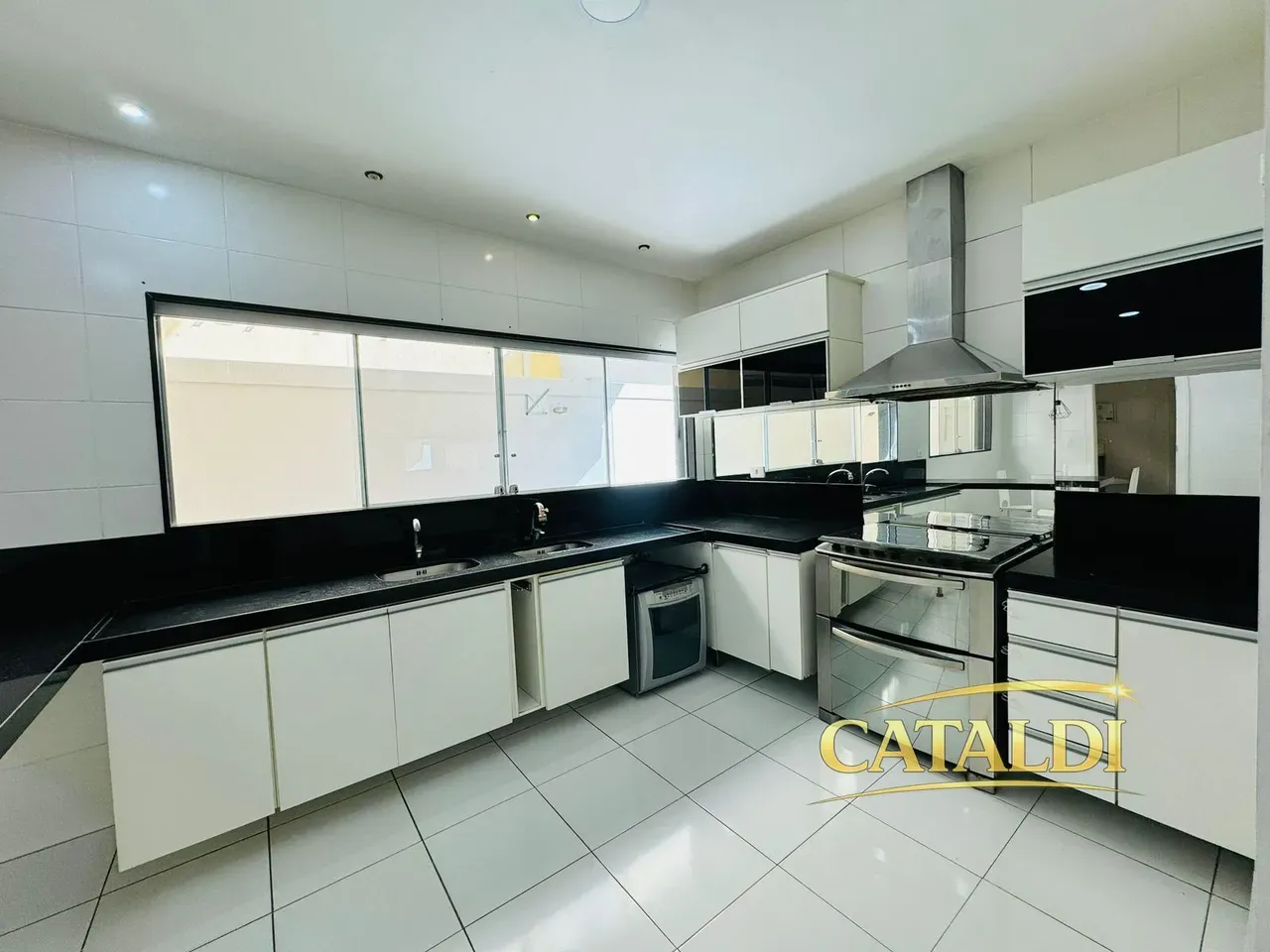 Furnished house, 400 m², with floor-to-ceiling windows — photo 10