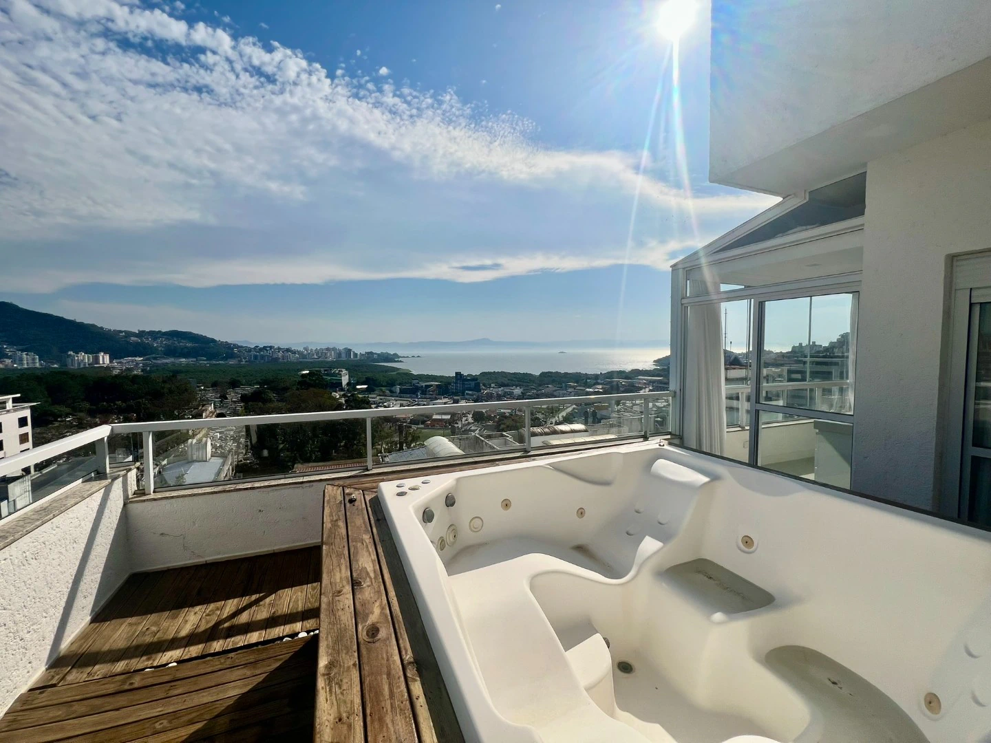 Apartamento mobiliado, 145 m², com banheira