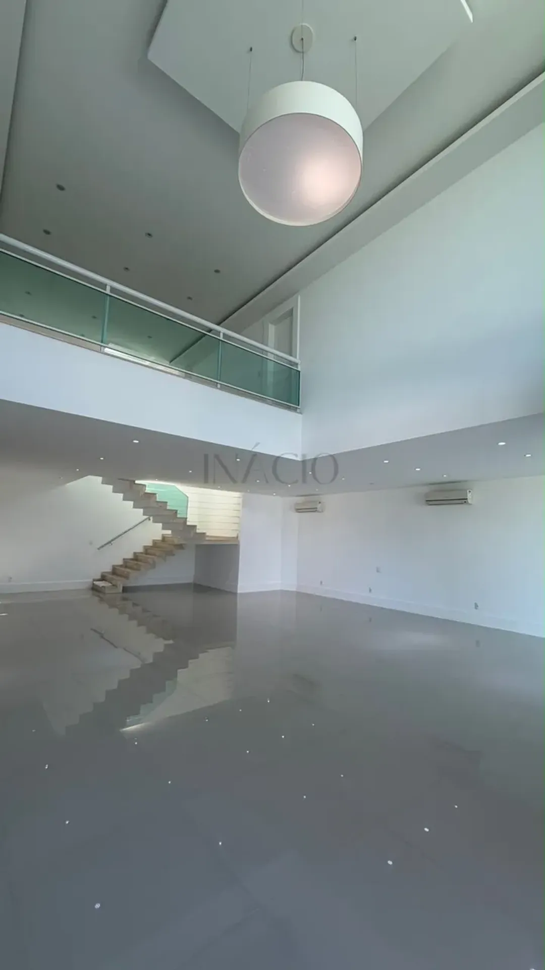 House, 950 m², with floor-to-ceiling windows