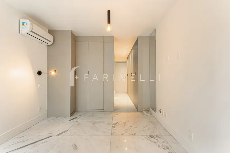 Glass-enclosed balcony in a 3-bedroom apartment, 136 m² — photo 13