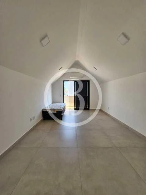 House with 4 bedrooms, 5 bathrooms and open-plan kitchen — photo 22