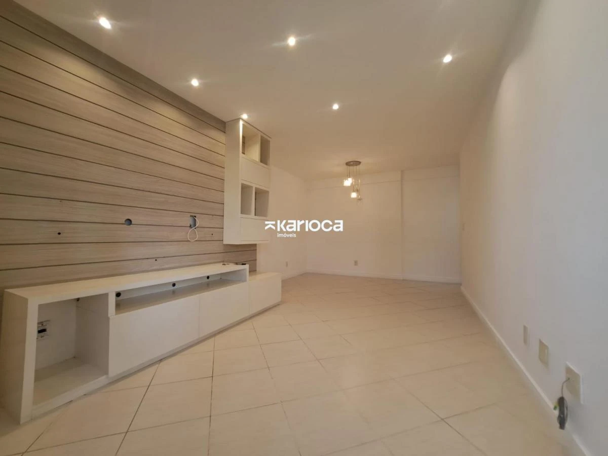 2-bedroom apartment with a glass-enclosed balcony — photo 10