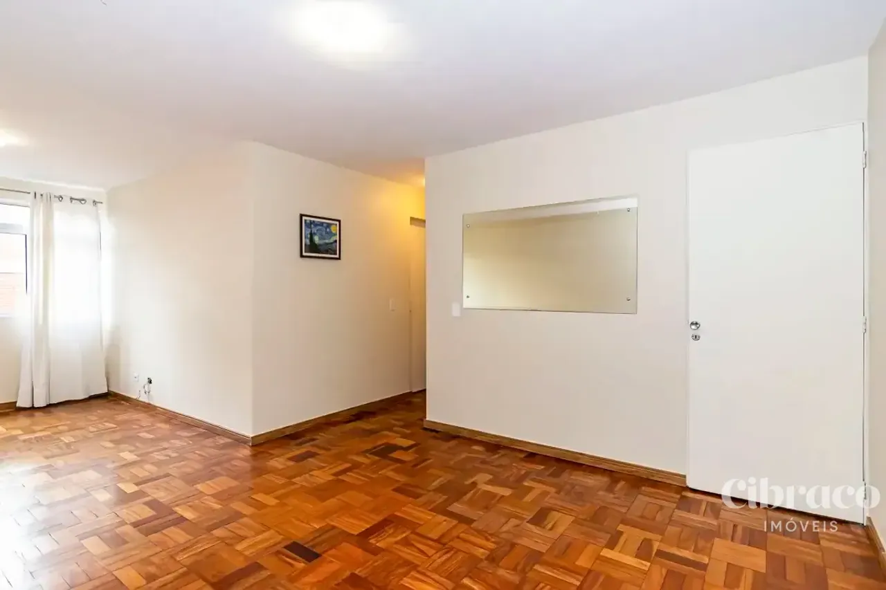 Apartamento de aluguel com 2 quartos e piso de madeira — photo 2