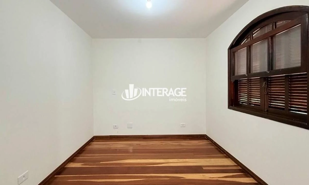 Wood or laminate floors in a 4-bedroom house, 200 m² — photo 28