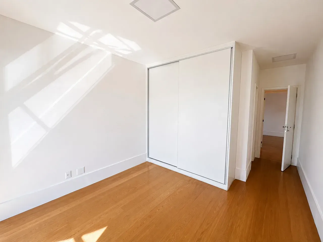 Unfurnished apartment with 4 bedrooms and 5 bathrooms — photo 13