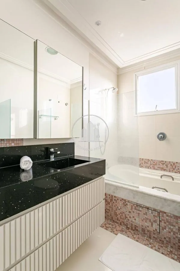 House with 6 en-suite bedrooms, 800 m² and 4 parking spots — photo 23
